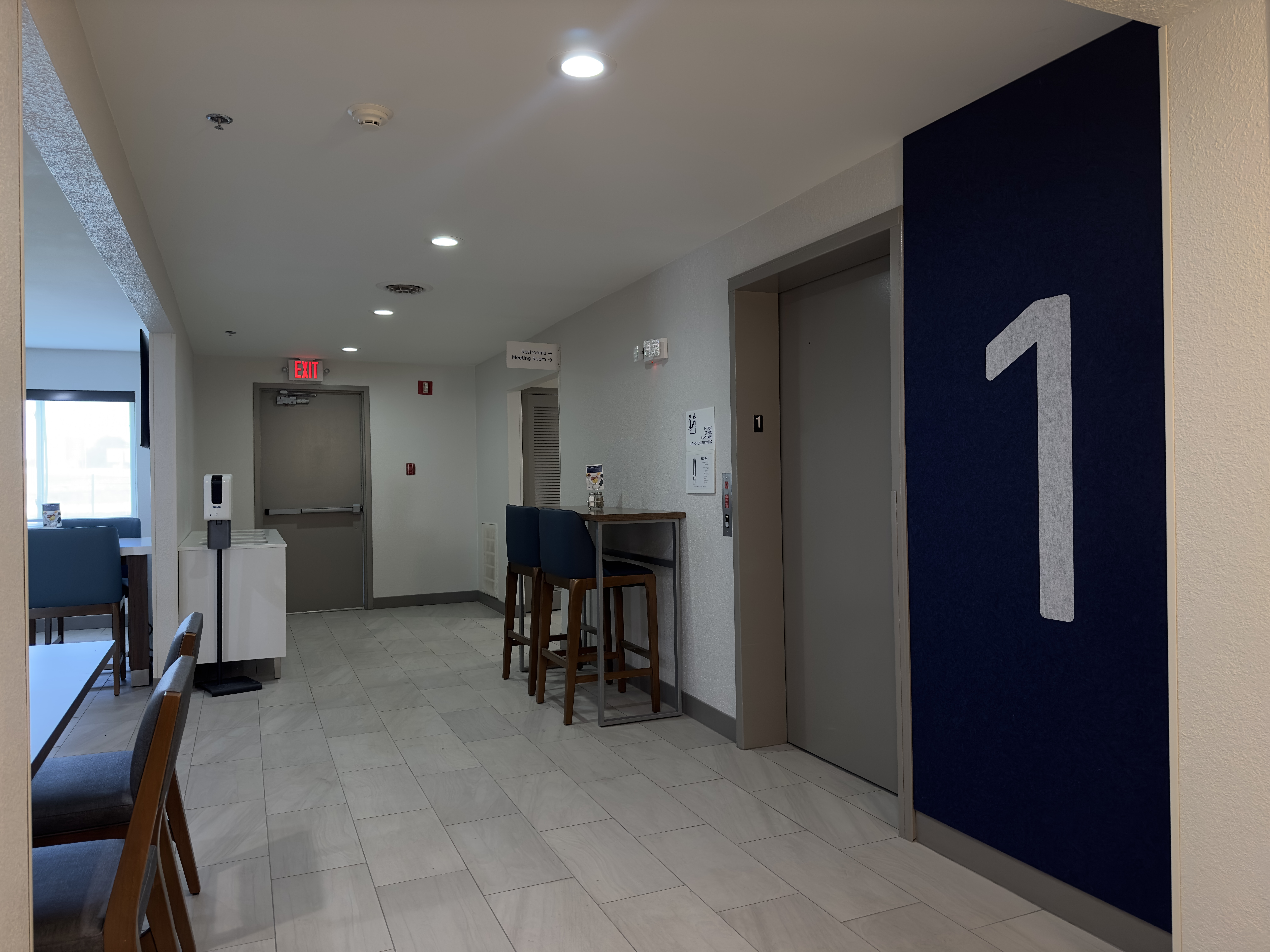 Holiday Inn Express, Tuscola, IL - Image 3